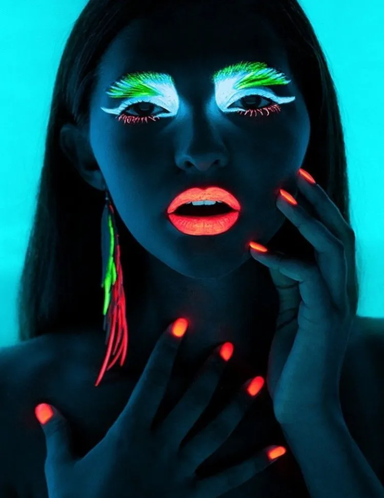 maquillage fluorescent visage Halloween 2022 vernis ongles bijoux assortis