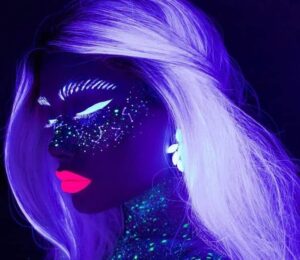 maquillage fluorescent visage corps cheveux Halloween 2022 cosmos galaxy