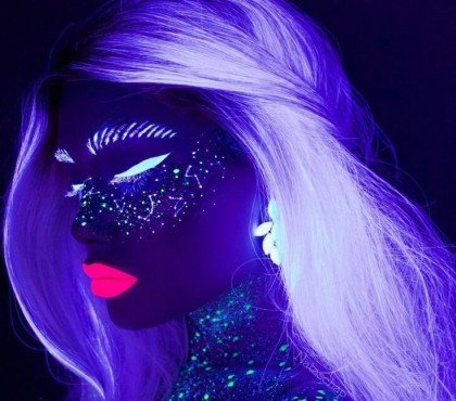 maquillage fluorescent visage corps cheveux Halloween 2022 cosmos galaxy
