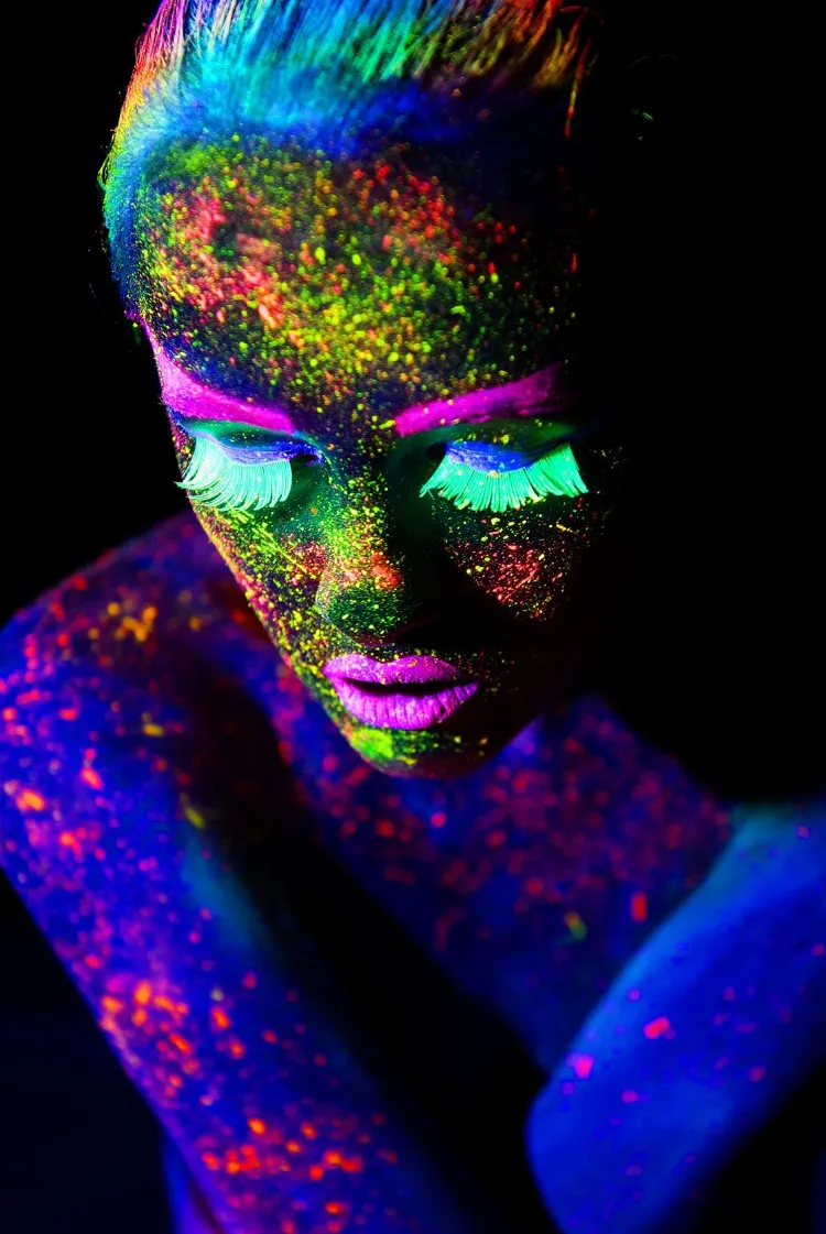 maquillage fluorescent visage corps cheveux Halloween 2022 idée originale holi