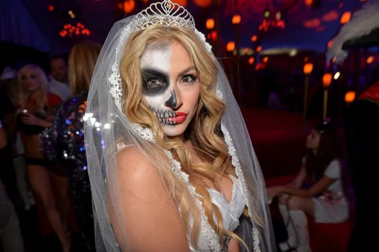 meilleur déguisement halloween femme 2022 maquillage tete de mort déguisement mariée