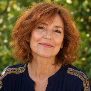 Coupe mi-longue femme 60 ans cheveux roux ondulés naturels visage ovale