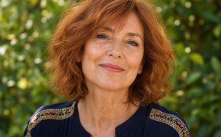 Coupe mi-longue femme 60 ans cheveux roux ondulés naturels visage ovale