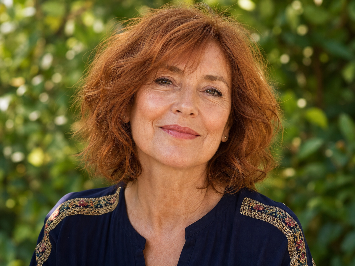 Coupe mi-longue femme 60 ans cheveux roux ondulés naturels visage ovale