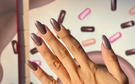 ongle en gel automne 2022 nail art original la manucure de Hailey Bieber chocolate glazed donut nails