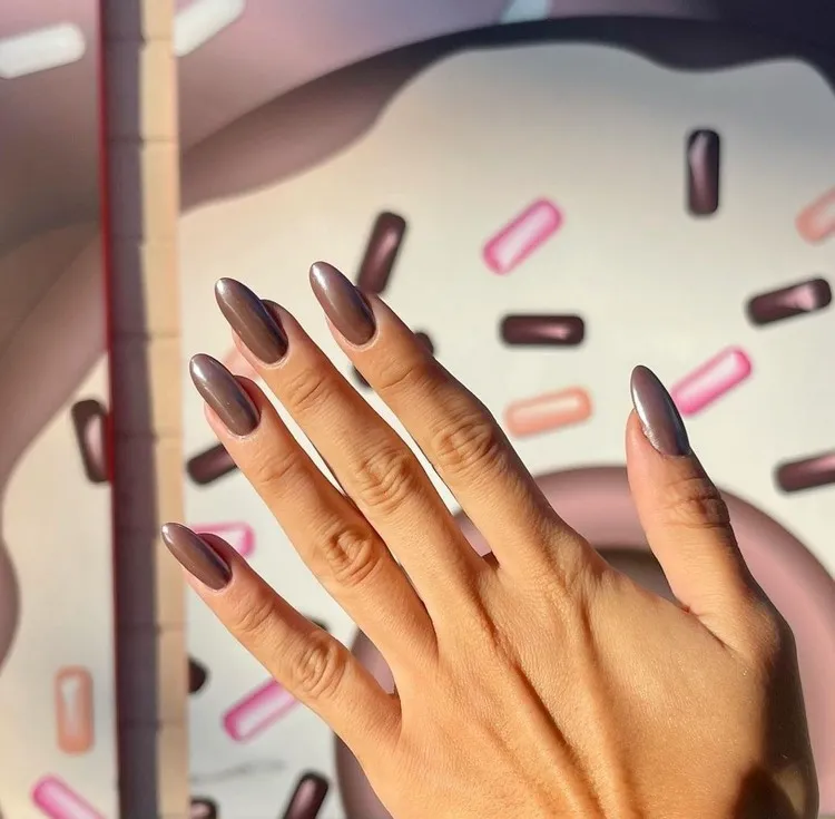ongle en gel automne 2022 nail art original la manucure de Hailey Bieber chocolate glazed donut nails