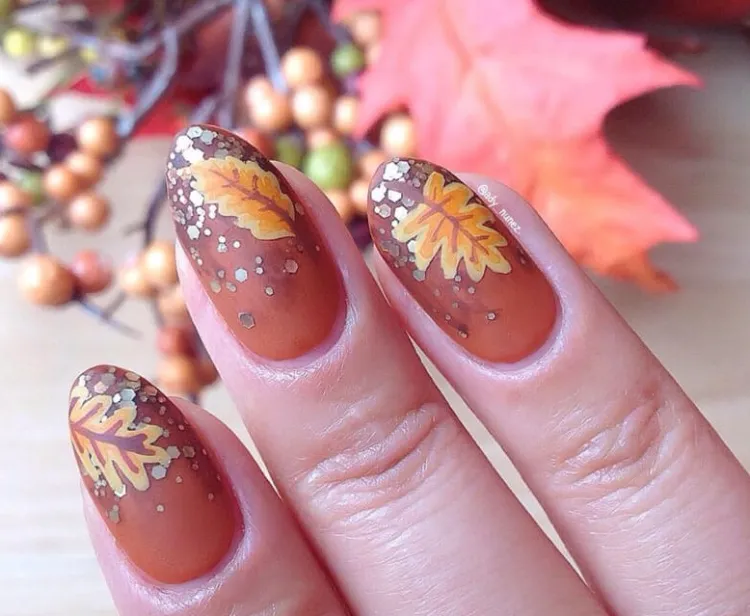 ongles automne 2022 tendances motifs feuilles nail art couleur chaude marsala