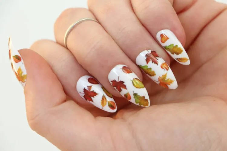 ongles automne tendances nail art feuilles couleurs chaudes orange jaune ocre marron