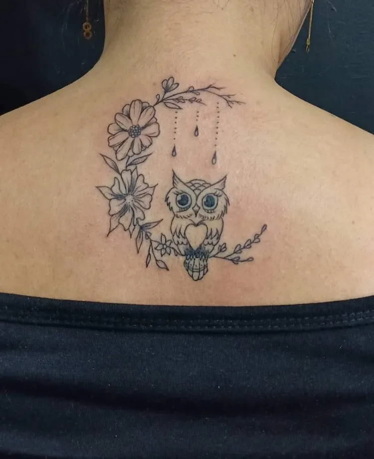 petit tatouage hibou sur le dos femme