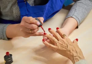 quelle couleur de vernis pour femme de 50 ans idées manucure femme 50 ans tendance