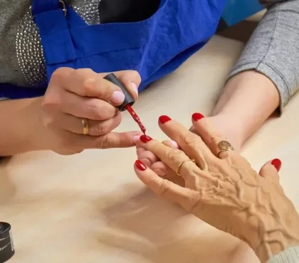 quelle couleur de vernis pour femme de 50 ans idées manucure femme 50 ans tendance