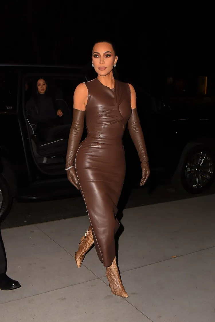 Abito Kim Kardashian in pelle marrone autunno 2022