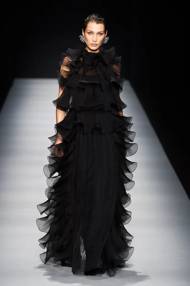 robe noire bella hadid look défilé fashion week