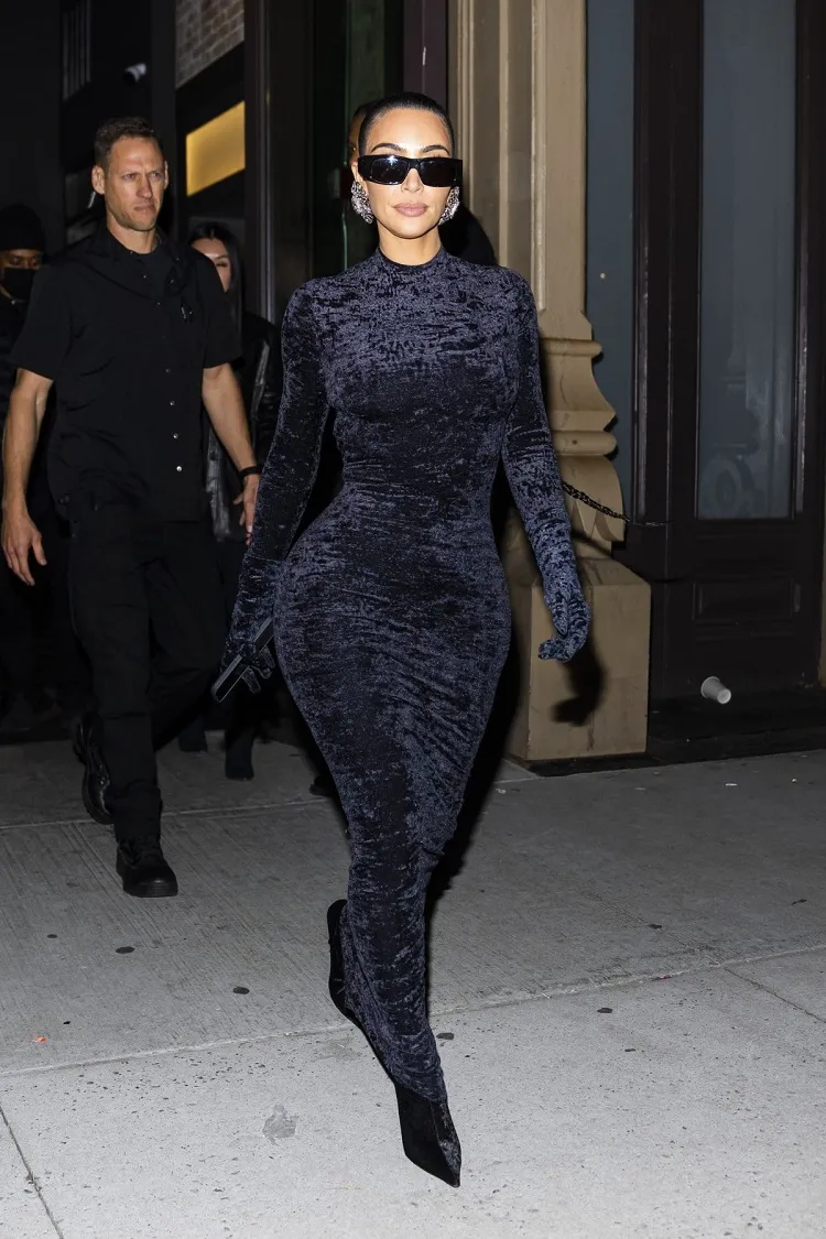 robe noire moulante velours kim kardashian tenues met gala fashion week 2022