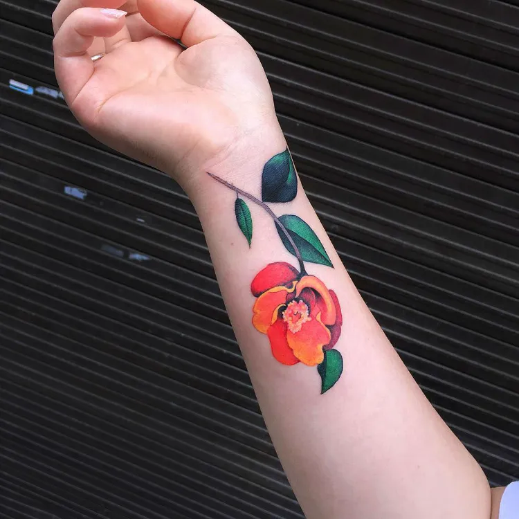tatouage 2022 tendance couleur avant bras poigner femme fleur