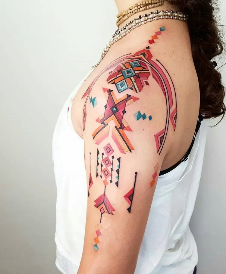 tatouage 2022 tendance couleur épaule bras femme broderies ethniques