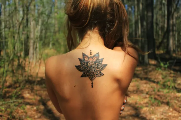 tatouage 2022 tendance style spirituel tatouage de protection symbole lotus
