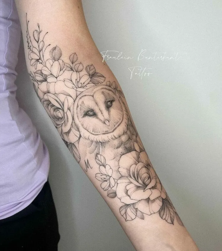 tatouage hibou avant bras femme dessin délicat tattoo fleurs