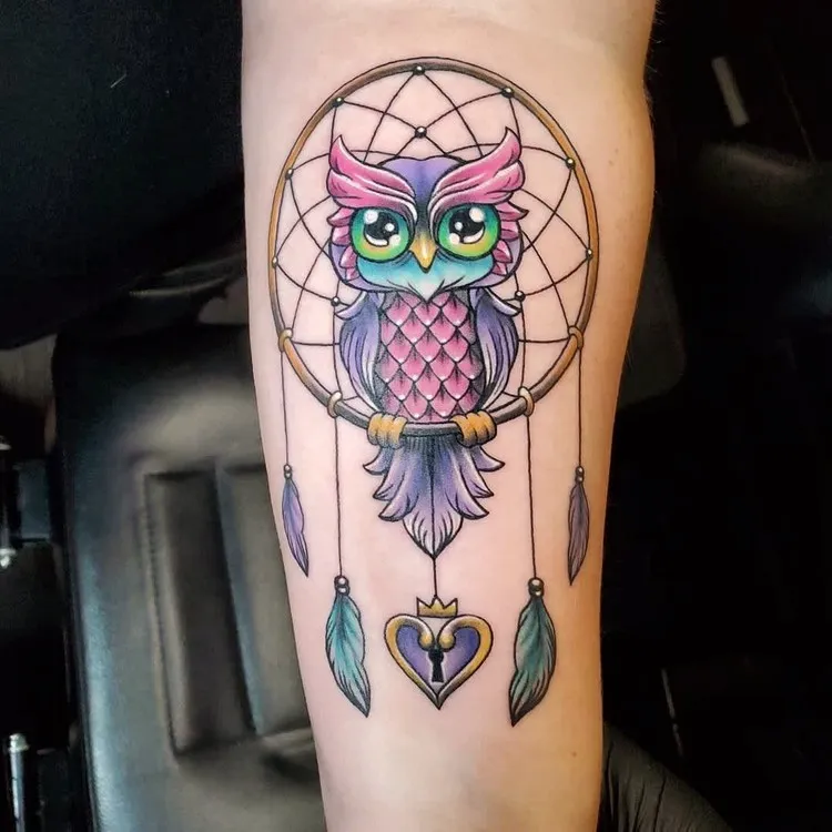 tatouage hibou femme avant bras haut en couleur
