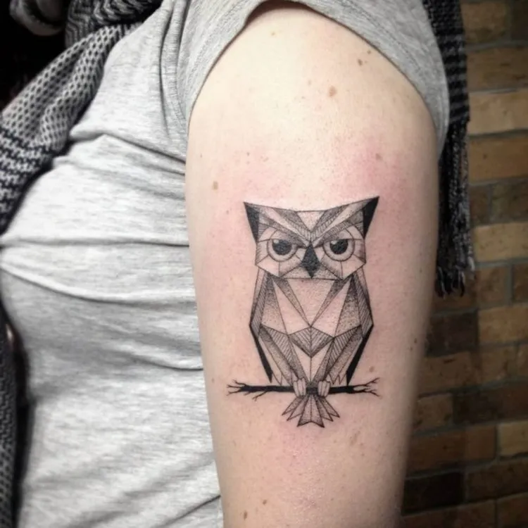 tatouage hibou géométrique tattoo bras femme minimaliste