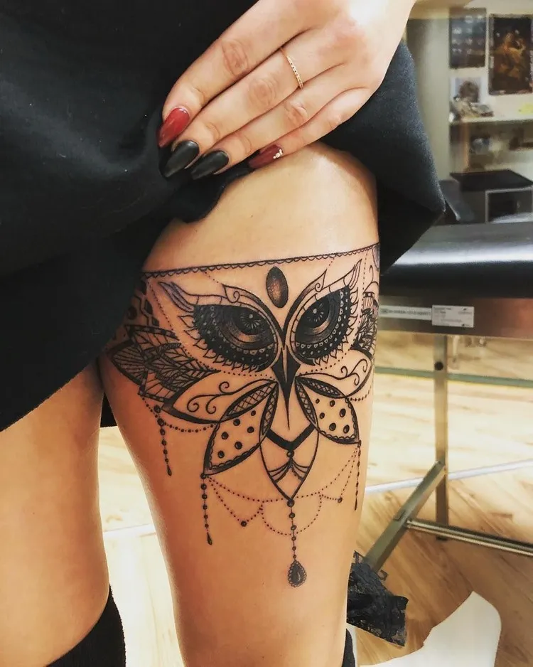 tatouage hibou mandala sur la cuisse idée dessin féminin