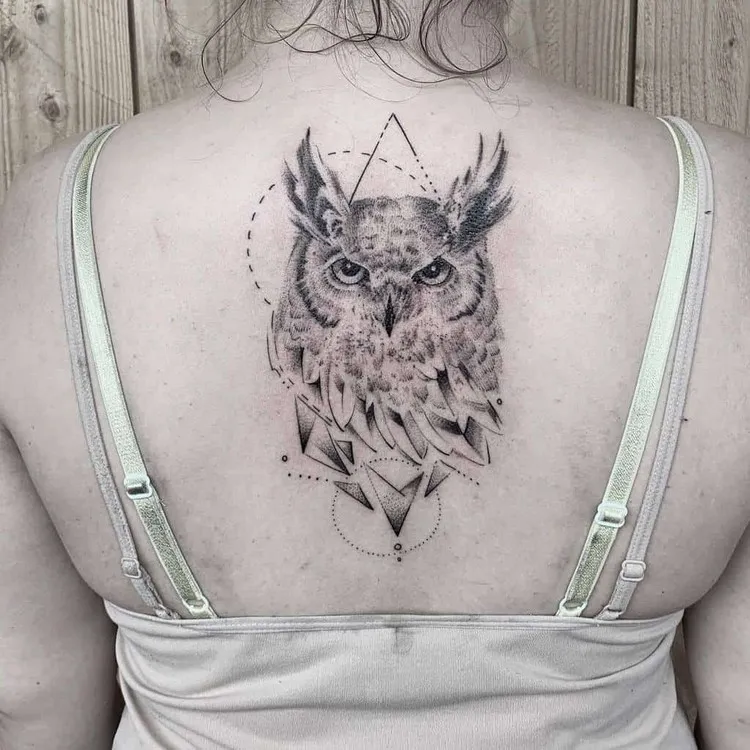 tatouage hibou réaliste femme dos motifs géométriques
