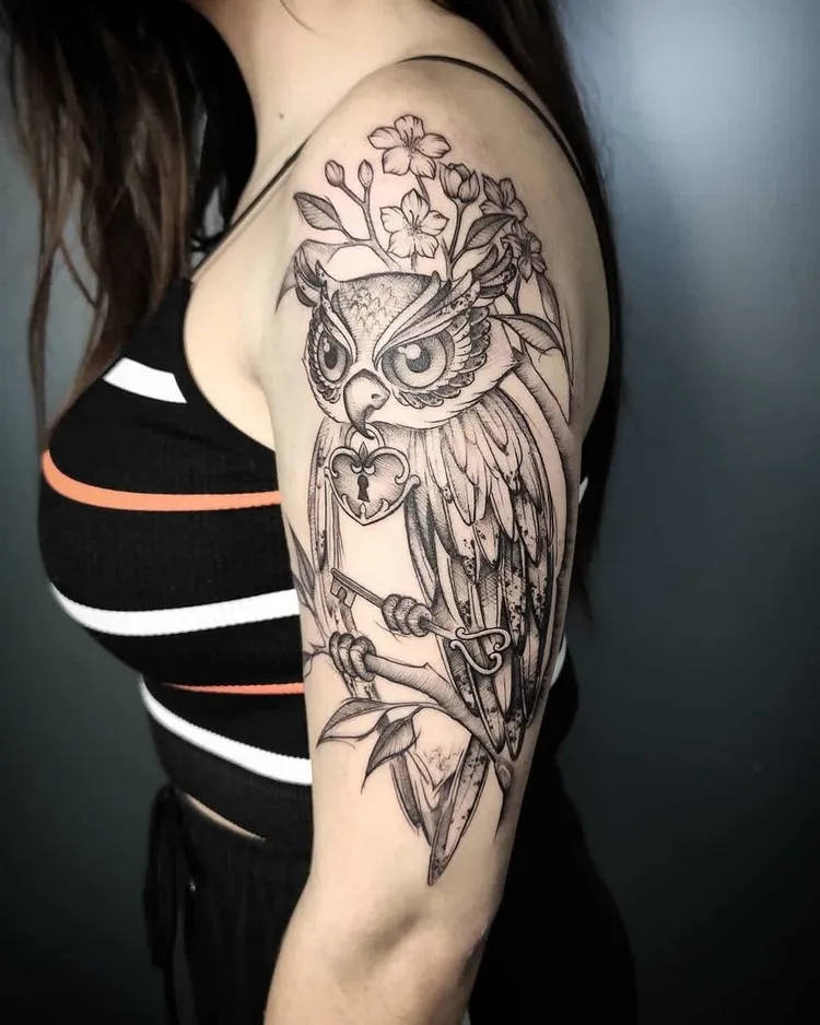 tatouage hibou signification grand tattoo femme sur le bras