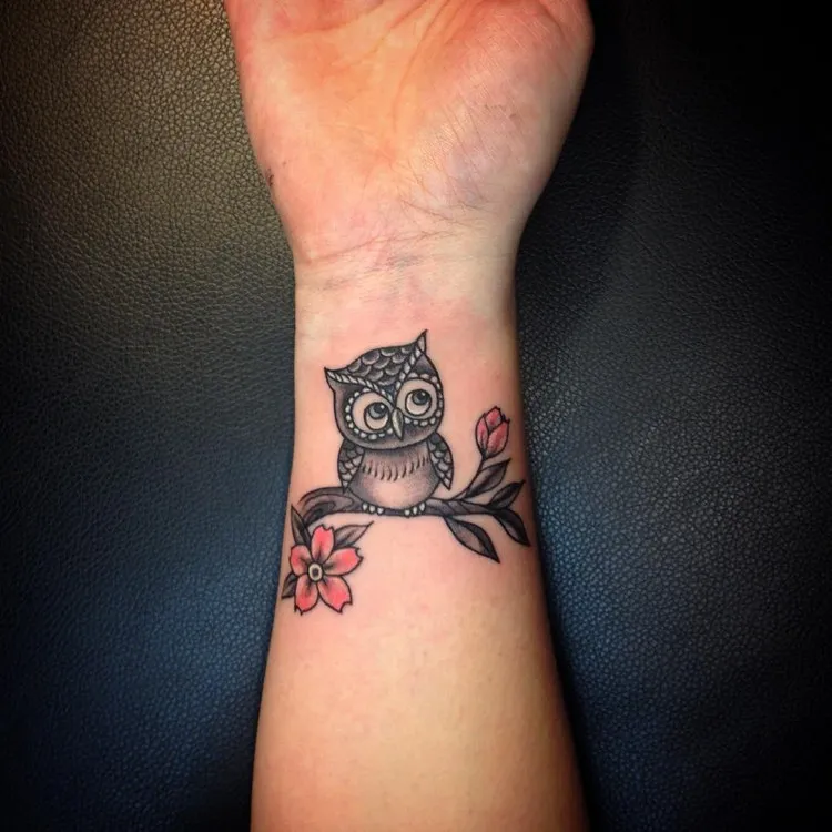tatouage poignet femme hibou petit tattoo coloré