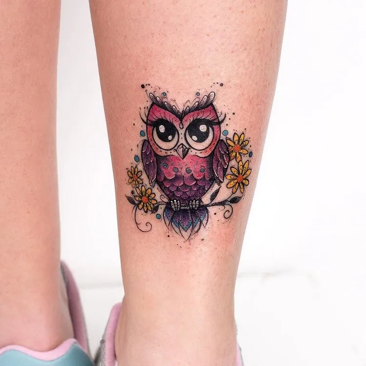 tattoo hibou femme sur la cheville idée tatouage haut en couleur fleurs