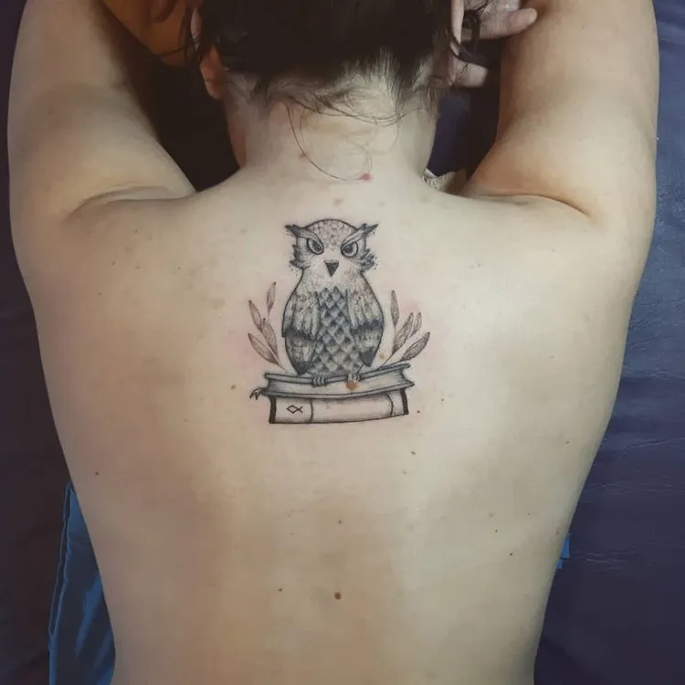 tattoo hibou femme sur le dos tatouage livres sagesse