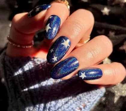 tendance manucure hiver 2022 nail art hiver bleu déco ongles étoiles