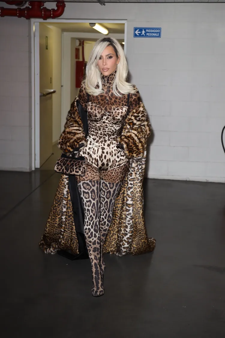 tenue kim kardashian imprimé léopard automne 2022 milan fashion week dolce gabbana ciao kim