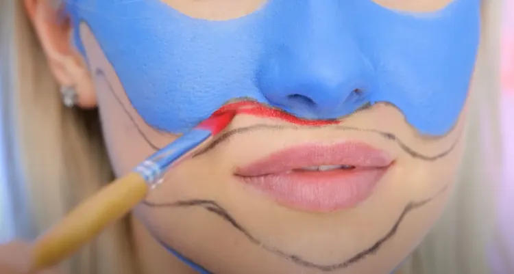 tuto maquillage huggy wuggy pour Halloween 2022 peinture bleue étapes