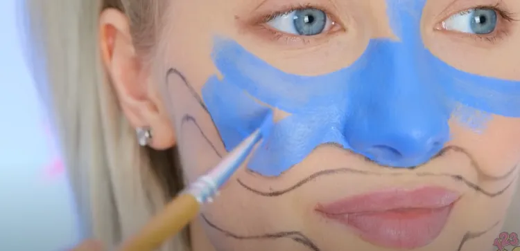 tutoriel maquillage huggy wuggy pour Halloween 2022 peinture bleue étapes