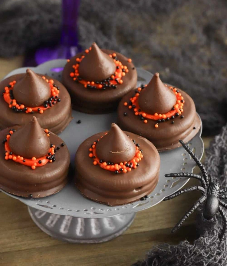 Easy dessert Halloween witch cake