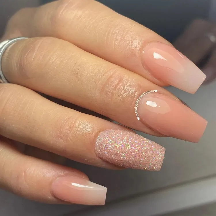 vernis a ongle nude paillettes et strass nails tendance 2022