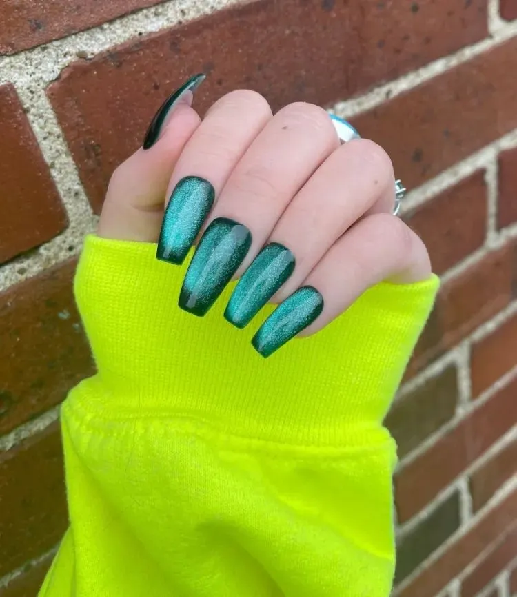 vernis à ongles à effet velours nail art automne velvet nails vert émeraude