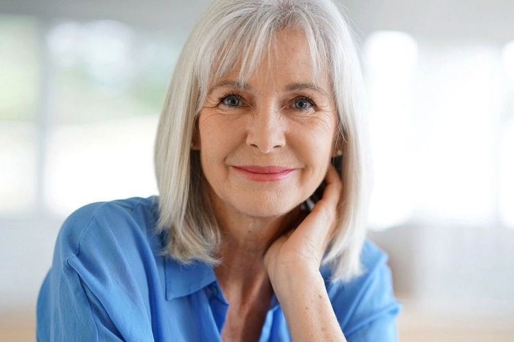 Coiffure avec frange pour femme 60 ans