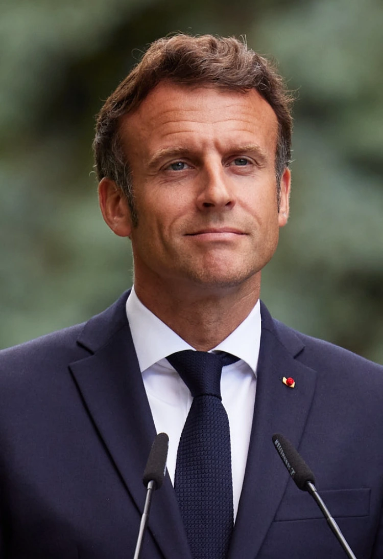 Emmanuel Macron coupe cheveux forbes