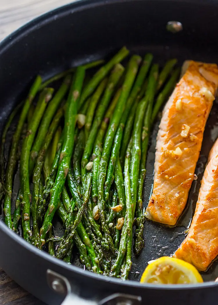 Pan-fried salmon with lemon garlic and asparagus is a delicious recipe