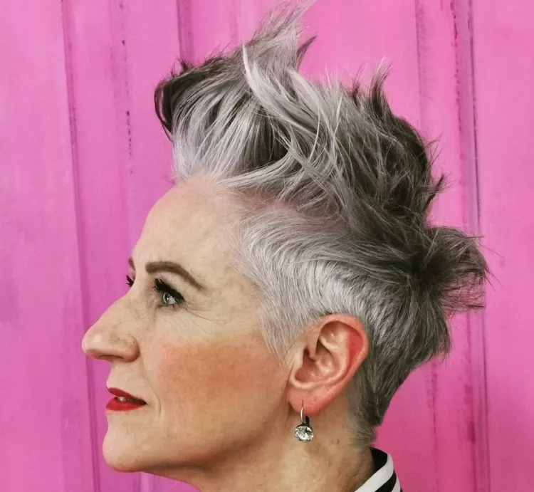 adopter coupe pixie femme 50 ans cheveux gris fins pointes haut