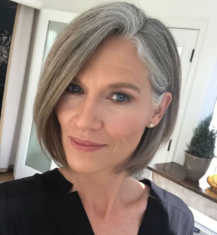 balayage cheveux gris quelle couleur de cheveux pour femme de 50 ans 2023 grey blending