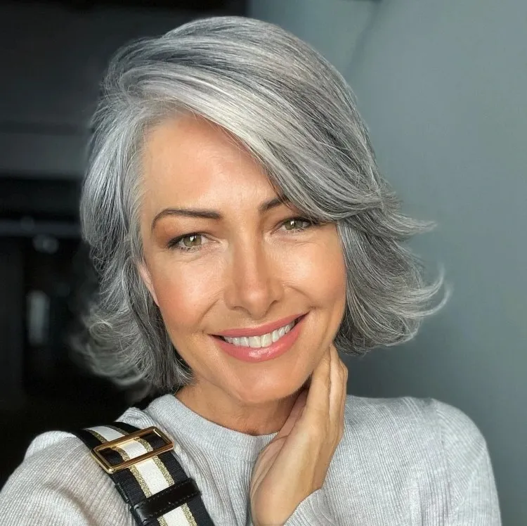 carré dégradé avec frange sur le côté femme 50 ans cheveux gris 2022 2023