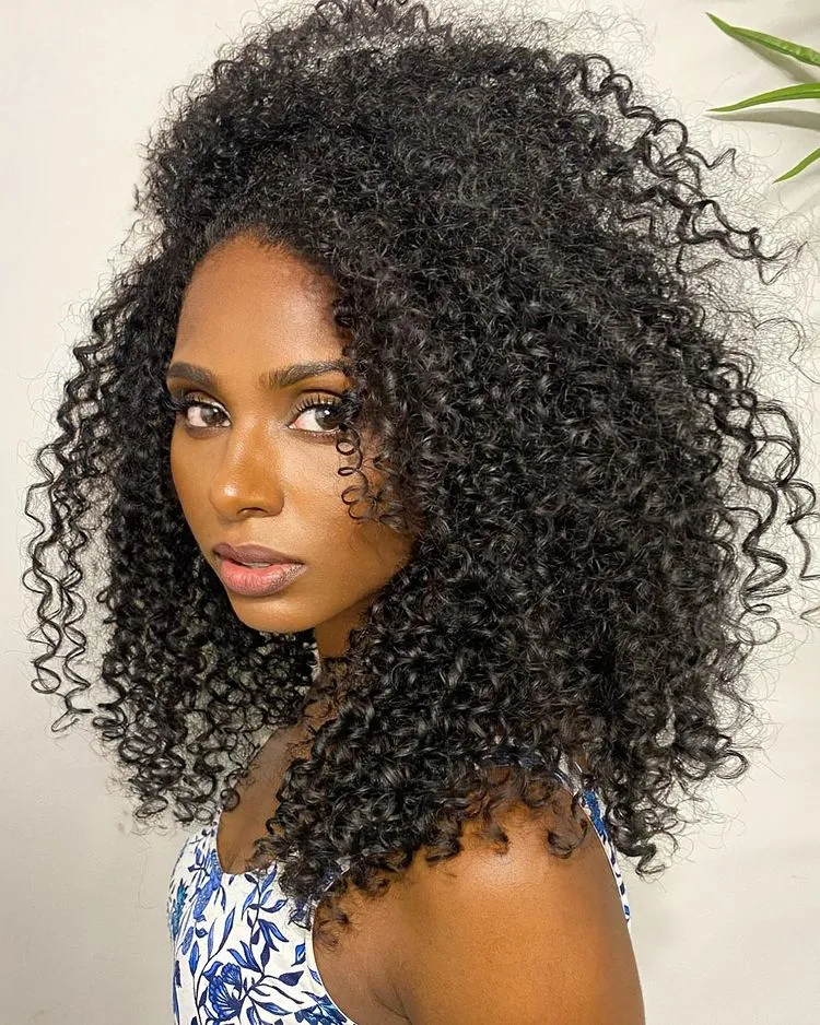 cheveux frisés femme coupe afro tendance 2022