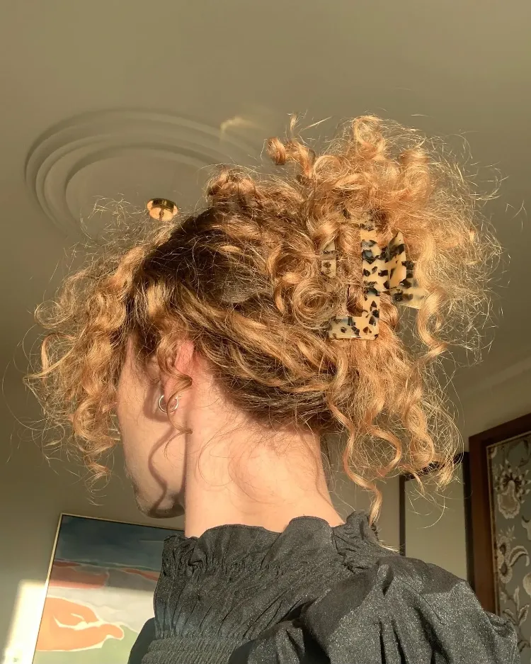 banana chignon on curly hair woman crab clip tortoiseshell trend hairstyle winter 2023