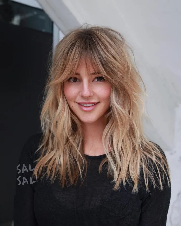 coiffure bardot coupe degradée femme 2022 frange rideau cheveux blonds