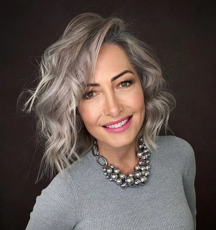 coloration cheveux gris blancs femme 50 ans tendance grey blending balayage entretien
