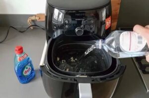 comment-nettoyer-une-friteuse-laisser-reposer-eau-chaude-trente-minutes