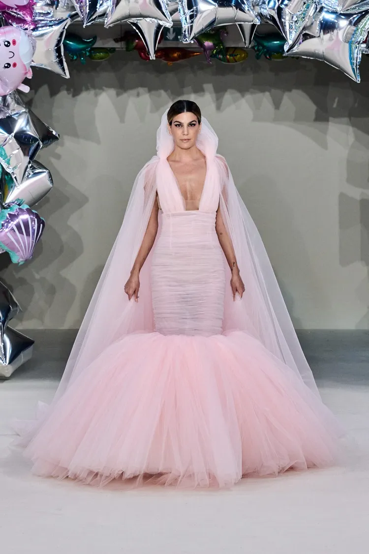 comment porter robe de mariée colorée rose tendance automne hiver 2022 2023 fashion week