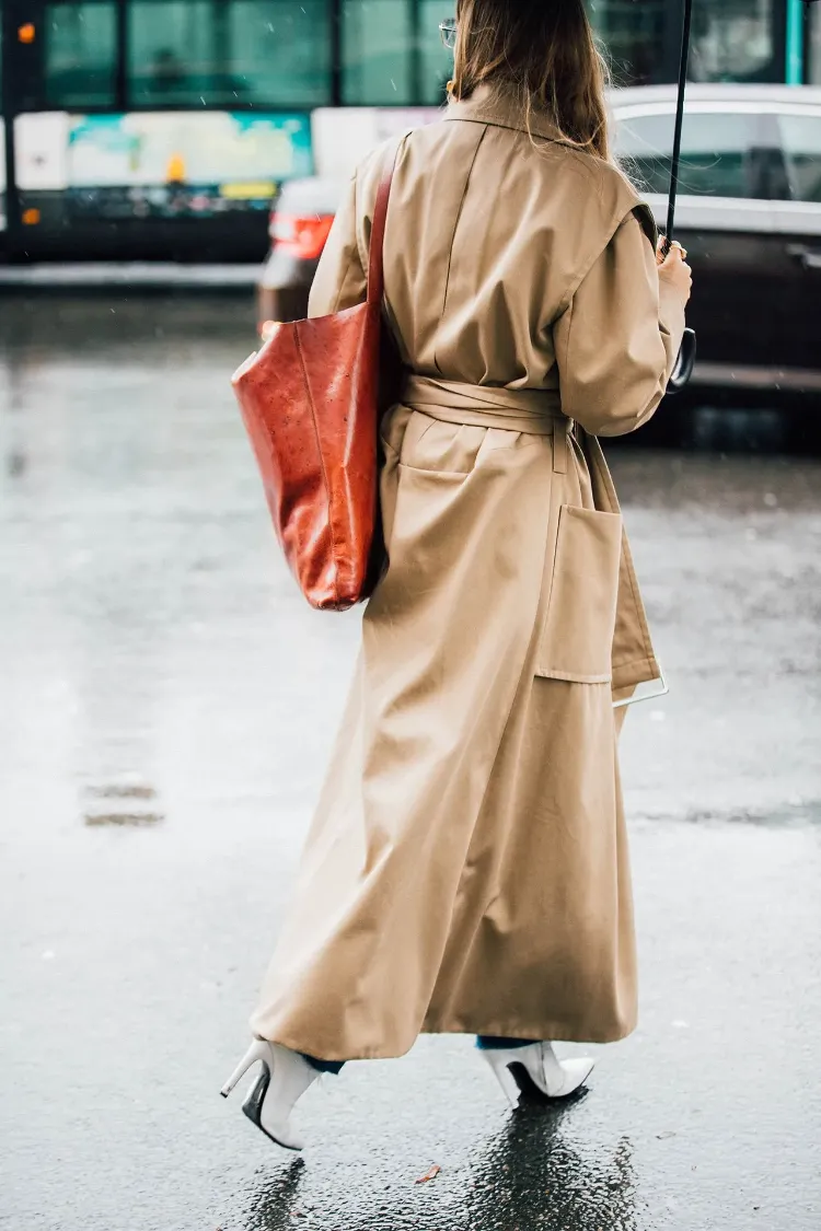 comment porter trench coat femme beige avec bottines blanches hiver 2022 2023